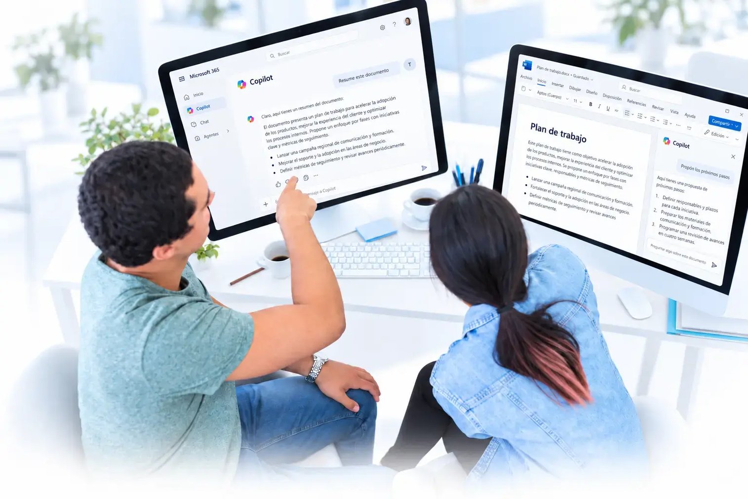 Dos profesionales revisan un resumen de Copilot y un plan de trabajo en Word, en dos pantallas de Microsoft 365